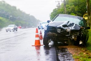 Accidente de tráfico en una calzada resbaladiza por lluvia