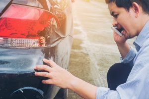 Accidente de coche con rotura de las luces de atrás