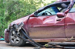 Accidente de un coche en un lateral
