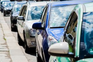 Coches circulando por una vía pública