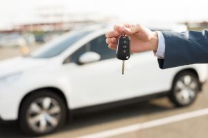 Llaves de coche sujetadas por una mano