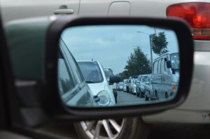 Visión en un espejo retrovisor de un atasco en una vía pública